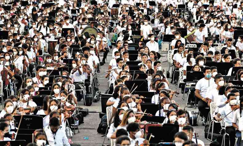 Milhares de msicos com seus instrumentos na Academia Militar da Venezuela, em Caracas