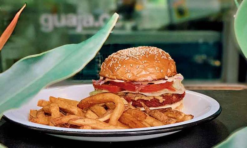 A 'carne' do Guaja é de grão-de-bico e beterraba, para ficar suculenta e com coloração avermelhada(foto: Guaja/Divulgação) A 'carne' do Guaja é de grão-de-bico e beterraba, para ficar suculenta e com coloração avermelhada(foto: Guaja/Divulgação)