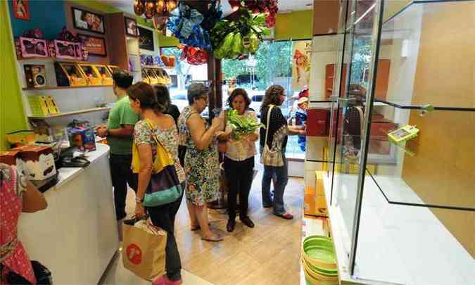 Movimento de clientes e prateleiras vazias em loja na Avenida Getlio Vargas(foto: Gladyston Rodrigues/EM/D.A Press)
