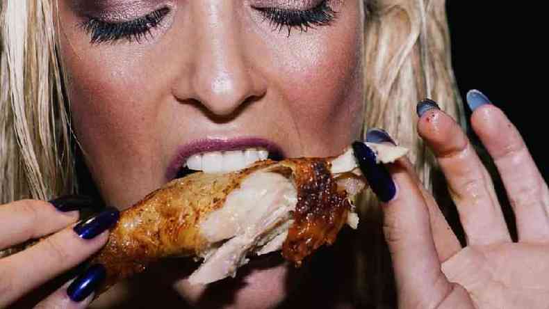 Mulher comendo frango