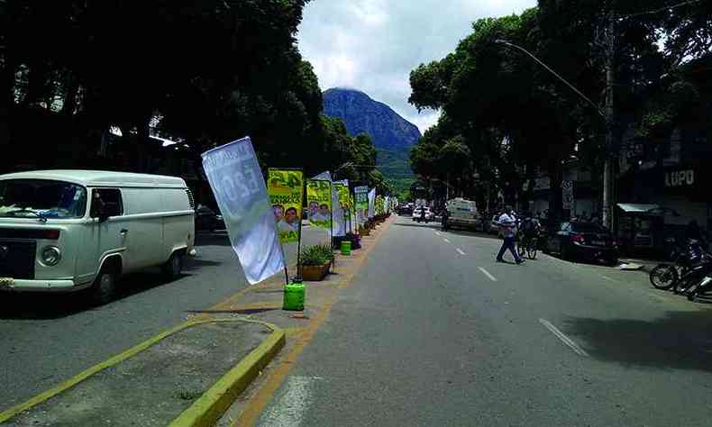 bandeiras de Andr Merlo (PSDB) e DR. Luciano (PSC) enfileiradas na Avenida Minas Gerais, em Valadares(foto: Tim Filho)