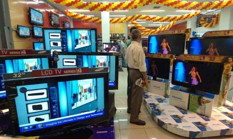 Nos aparelhos eletroeletr�nicos, como Tvs, grande parte dos componentes vem de fora do Brasil(foto: Beto Novaes/EM/D.A Press)