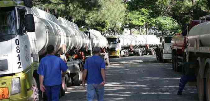 Cerca de 100 caminhes tanqueiros iniciaram a manifestao, desde as 5h(foto: Moiss Silva/EM/D.A/Press)