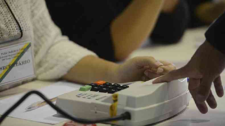 Eleitor registra biometria em Niteri, na eleio municipal de 2016