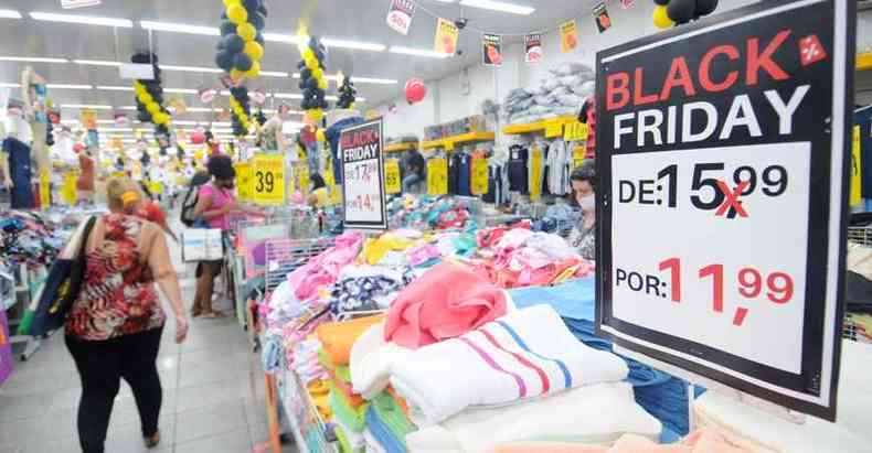 No Centro da capital, comerciantes destacam preos com reduo para a liquidao(foto: Leandro Couri/EM/D.A Press)