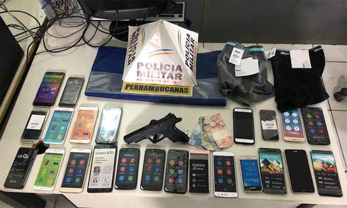 Celulares, cuecas e réplica de arma usada no assalto foram apreendidos(foto: Polícia Militar/Divulgação) Celulares, cuecas e réplica de arma usada no assalto foram apreendidos(foto: Polícia Militar/Divulgação)