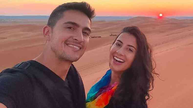 Casal faz selfie no deserto, sorrindo