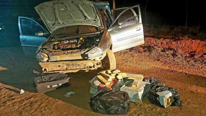 Militares encontraram mais de 100 Kg de maconha no porta-malas e sob o assoalho de um veculo na MG-427, no Tringulo Mineiro
