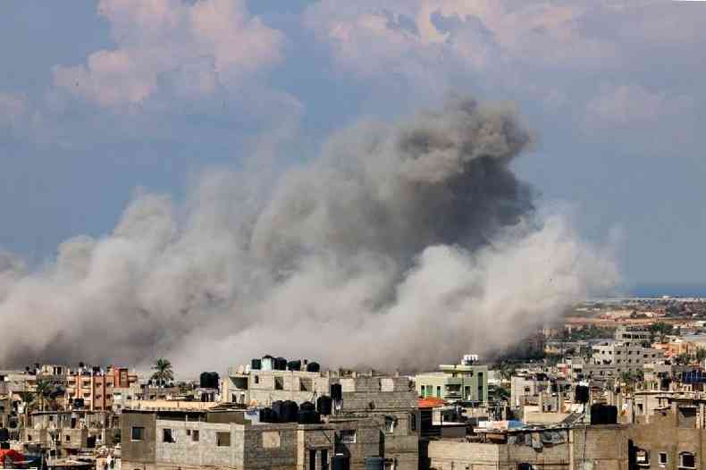 Ondas de fumaa aumentam aps um ataque areo israelense em Rafah, no sul da Faixa de Gaza, em 16 de outubro de 2023. O nmero de mortos em ataques israelenses na Faixa de Gaza aumentou para cerca de 2.750