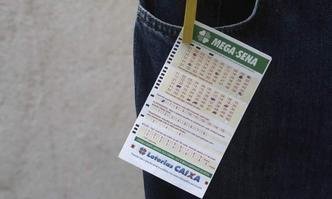 Apostas podem ser feitas at� as 19h em qualquer casa lot�rica do pa�s(foto: REUTERS/Nacho Doce)