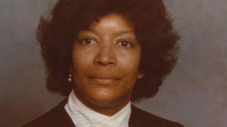 A juza Evelyn Baker em 1983
