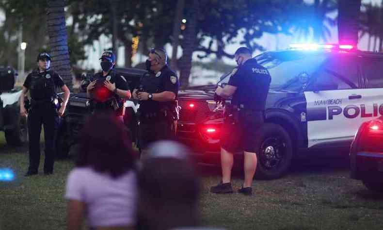 Polcia foi acionada para garantir toque de recolher nas ruas e restaurantes de Miami Beach, na Flrida(foto: Joe Raedle/Getty Images/AFP )