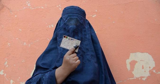 O segundo turno eleitoral marca a primeira transferência democrática de poder da história do Afeganistão(foto: FARSHAD USYAN / AFP) O segundo turno eleitoral marca a primeira transferência democrática de poder da história do Afeganistão(foto: FARSHAD USYAN / AFP)