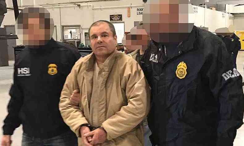 El Chapo flagrado em Ciudad Juarez, no Mxico, em 19 de janeiro de 2017, quando era extraditado para os Estados Unidos(foto: HO / INTERIOR MINISTRY OF MEXICO / AFP)