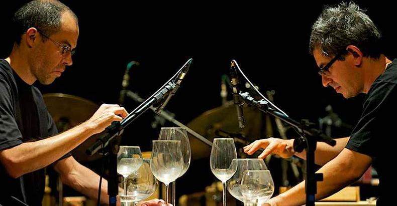 Nelson Soares e Marcos Moreira criam música a partir de instrumentos inusitados(foto: Universo/divulgação ) Nelson Soares e Marcos Moreira criam música a partir de instrumentos inusitados(foto: Universo/divulgação )