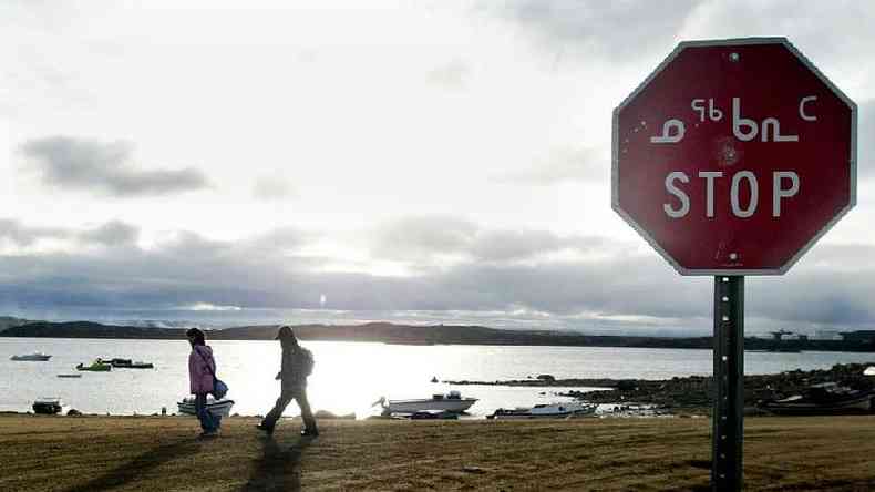 Duas crianas inutes voltam da escola em Iqaluit(foto: AFP via Getty Images)