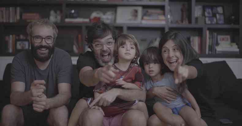 Bruno Mazzeo, Joana Jabace, os filhos gmeos e o diretor de fotografia, Glauco Firpo: cenas gravadas no apartamento do casal(foto: Globo/Divulgao)