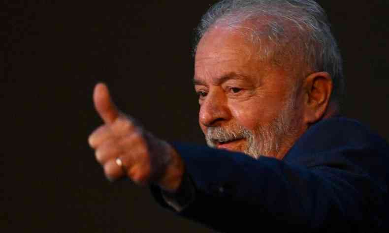 Lula fazendo o gesto de 'joia' com o dedo polegar