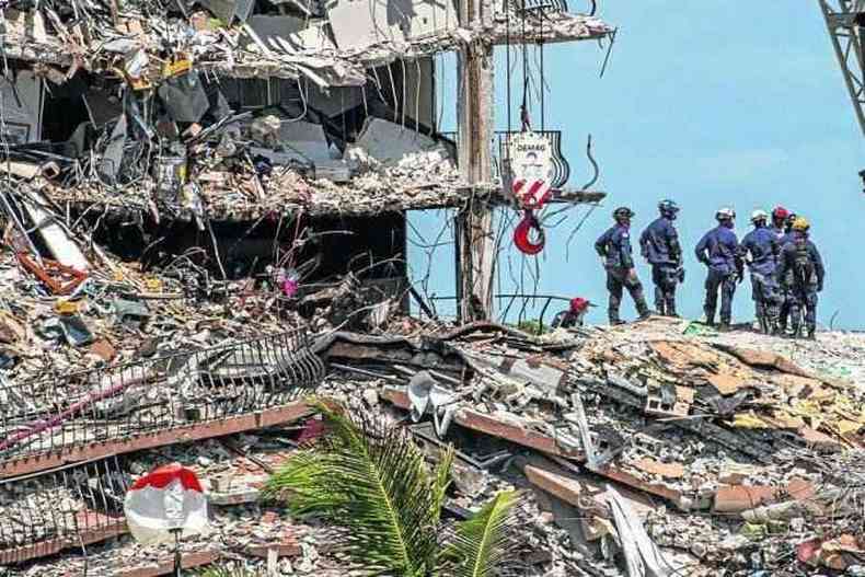 At a ltima atualizao desta matria, 11 corpos tinham sido resgatados dos escombros. Os bombeiros realizavam buscas por 150 moradores, incluindo um menino brasileiro de cinco anos(foto: Giorgio Viera/AFP)