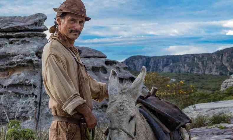 Enrique Daz ao lado de um jumento em cena da novela Mar do serto