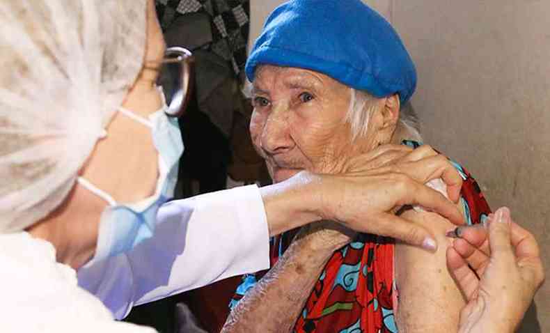 Gsa Medalha de Jesus, de 109 anos, moradora de Timteo, recebeu a primeira dose da vacina contra a COVID-19 na abertura da campanha de vacinao dos idosos acima de 90 anos(foto: Prefeitura de Timteo/Divulgao)