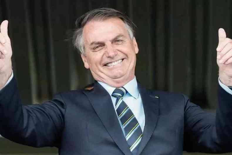 Bolsonaro acena e sorri