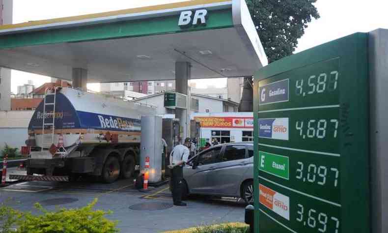 A alta dos preos da gasolina, diesel e etanol j foi notada por alguns consumidores de Belo Horizonte(foto: Alexandre Guzanshe/EM/D.A PRESS)