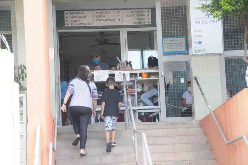 Crianas chegam no Centro de Sade Marco Antonio de Menezes para vacinar