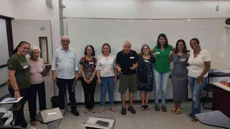 Membros do coral durante ensaio, em sala de aula