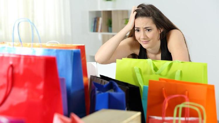 Mulher com sacolas de compras