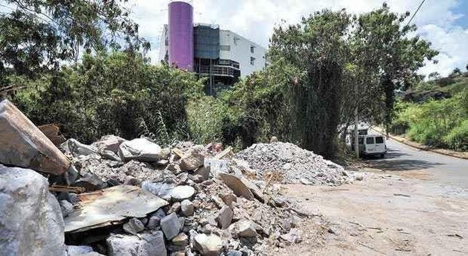 Restos de concreto, madeira e cerâmica se espalham sobre a vegetação próximo ao Shopping Ponteio(foto: Leandro Couri/EM/D.A Press) Restos de concreto, madeira e cerâmica se espalham sobre a vegetação próximo ao Shopping Ponteio(foto: Leandro Couri/EM/D.A Press)