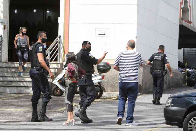 Guardas municipais foram  Igreja So Sebastio na manh deste domingo(foto: Edsio Ferreira/EM/D.A Press )