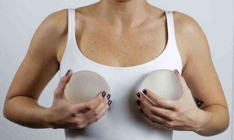 Arrependimento de colocar silicone  mais comum do que se imagina, pois muitas mulheres no se acostumam com o novo formato da mama(foto: Marcelo Justo/Folhapress)