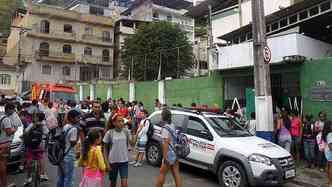 Aps o crime, estudantes deixaram o prdio da escola, atordoados com a situao(foto: Manhuau/Notcias)