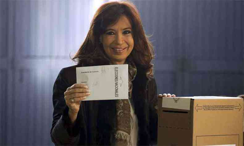 A presidente Cristina Kirchner, neste domingo, durante a votao primria que define candidatos  presidncia, ao governo de algumas provncias, parte do Congresso e do Parlamento do Mercosul(foto: Walter Diaz)