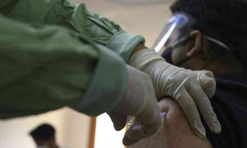 Homem na ndia recebe dose da Astrazeneca(foto: TAUSEEF MUSTAFA / AFP)
