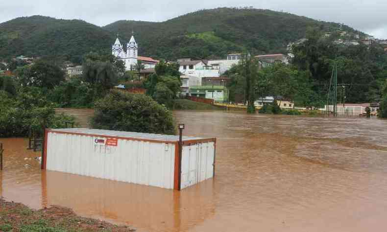 Em Raposos, na Grande BH, o Rio das Velhas transbordou e moradores precisaram deixar suas casas(foto: Jair Amaral/EM/D.A Press)