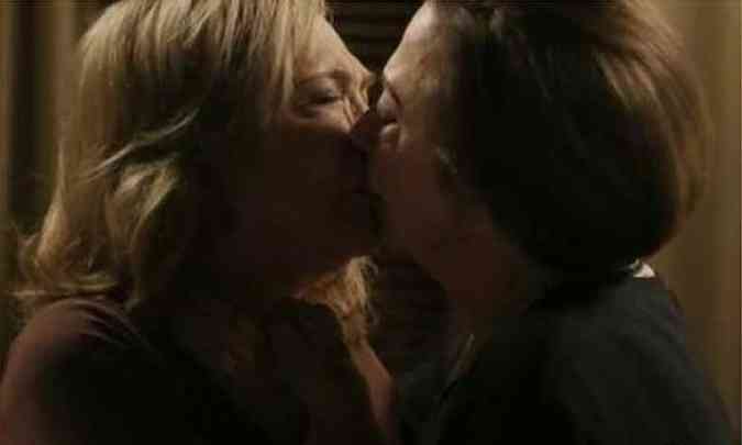A nova novela das 21h da TV Globo trouxe beijo gay entre duas lsbicas no captulo de estreia da trama. As duas formam um casal (foto: Reproduo/TV Globo )