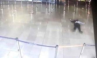 Imagem de c�mera de seguran�a do terminal mostra homem ca�do ap�s o ataque(foto: AFP PHOTO)