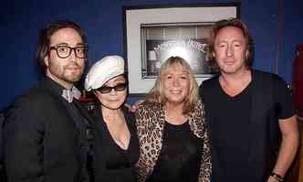 Os dois filhos de John Lennon, Sean ( esquerda) e Julian ( direita), ao lado de suas mes Yoko Ono e Cyntia Lennon(foto: Reproduo/Facebook)