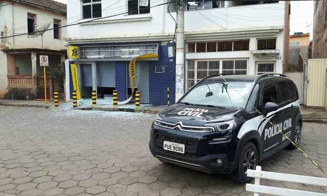 A agência do Banco do Brasil em Pains foi destruída com a força da explosão(foto: Denise Guerra/TV Alterosa) A agência do Banco do Brasil em Pains foi destruída com a força da explosão(foto: Denise Guerra/TV Alterosa)