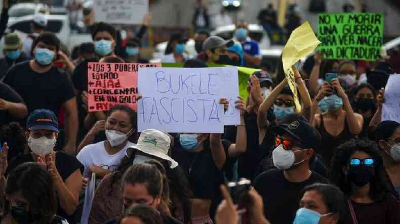 Salvadorenhos se manifestaram contra Bukele aps a demisso dos juzes e do procurador-geral ocorrida em maio de 2021(foto: Getty Images)
