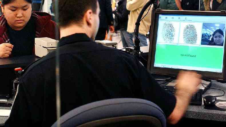 Em muitos pases, como os EUA, os agentes de fronteira verificam as impresses digitais dos viajantes antes de permitir sua entrada no pas(foto: Getty Images)