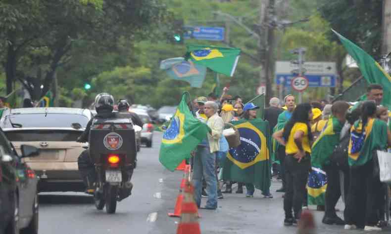 Bolsonaristas em frente ao Comando da 4 Regio Militar, na Avenida Raja Gabaglia, na regio Centro-Sul de Belo Horizonte.