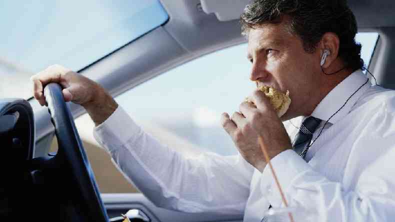 Uma das mudanas de comportamento induzidas pelo excesso de trabalho pode ser a m alimentao(foto: Getty Images)