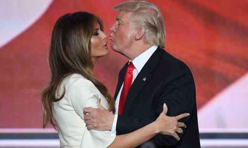 Melania Trump ganha beijo de Donald Trump (foto: JIM WATSON )