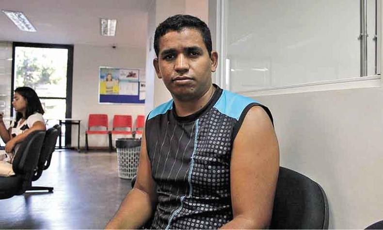 Gilson Ferreira, de 32 anos, técnico em sistemas, está fora do mercado e tenta sobreviver com o seguro-desemprego (foto: Gabriel Pinheiro/CB/D.A Press ) Gilson Ferreira, de 32 anos, técnico em sistemas, está fora do mercado e tenta sobreviver com o seguro-desemprego (foto: Gabriel Pinheiro/CB/D.A Press )