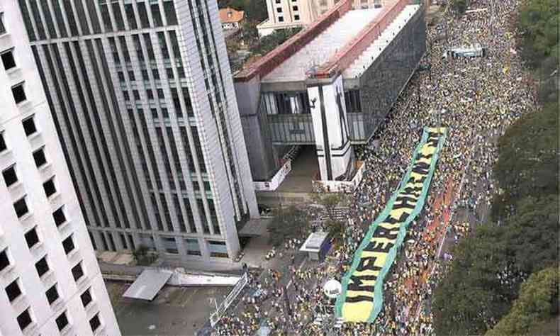 So Paulo - Ato na Avenida Paulista reuniu 350 mil manifestantes, segundo clculo da Polcia Militar(foto: Miguel Shincariol/AFP)