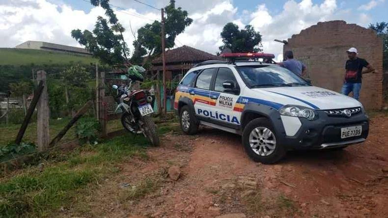 Corpo da vítima foi encontrado pelo filho de 9 anos(foto: Redes Sociais) Viatura da PM