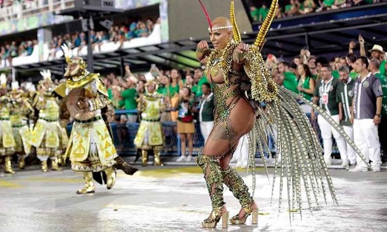 A rainha de bateria da Mocidade Giovana Ang